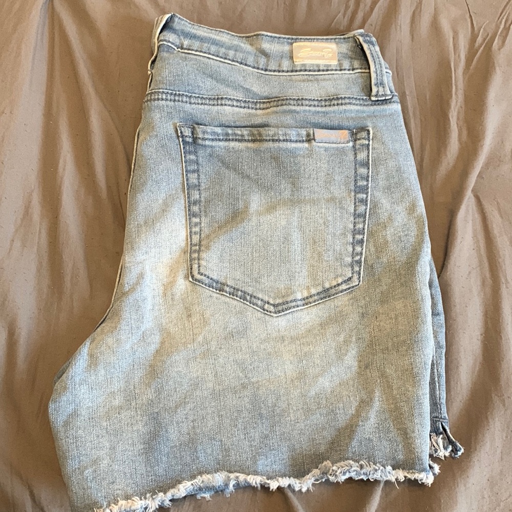 Super cute mom jean shorts!